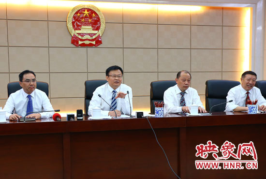 專題詢問會(huì)結(jié)束后，省人大組織召開記者提問會(huì)。