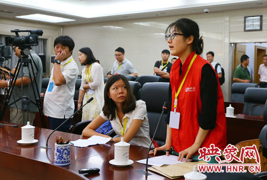 映象網(wǎng)記者就網(wǎng)友關(guān)心熱點(diǎn)問題向省教育廳副廳長尹洪斌提問。