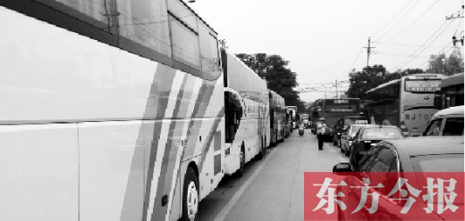 昨日，只能由東向西單行的鄭州市城南路上，闖進(jìn)了由西向東行駛的大巴車，造成嚴(yán)重交通擁堵