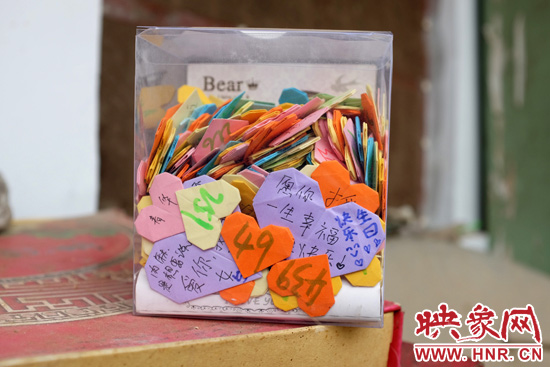 王書佳的床邊放著一個(gè)玻璃瓶子，里面是521顆紙心，是生日的時(shí)候同宿舍的朋友送給她的。