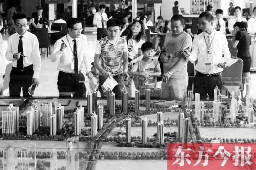 昨天上午，在鄭州市區(qū)一售樓部內(nèi)，看房的顧客比平時多了不少