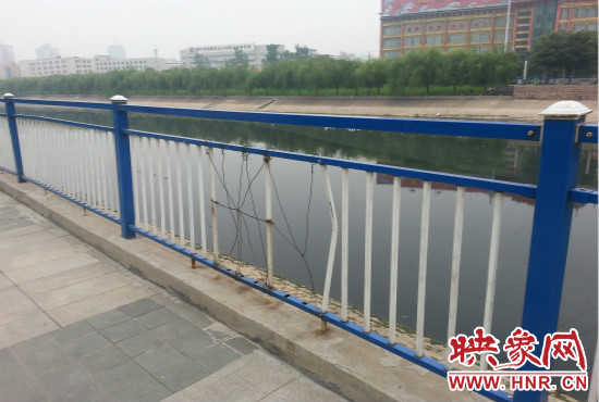 公園內(nèi)多個護(hù)欄中間的鋼筋條不翼而飛，僅僅是用幾根細(xì)細(xì)鐵絲纏住。