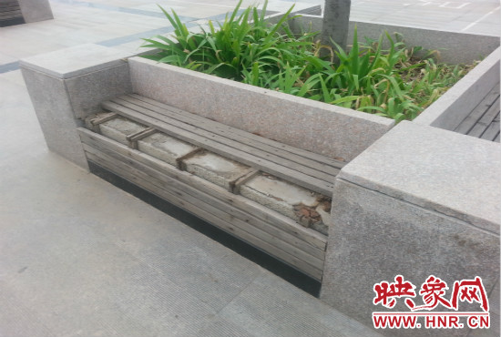 基礎(chǔ)設(shè)施破壞嚴(yán)重，一直無人修理。