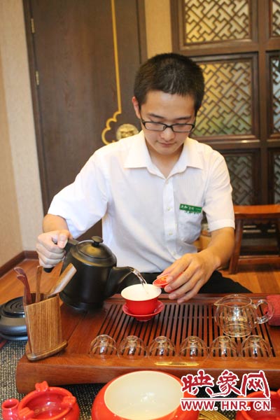 1、水壺里的水煮沸，李克勤把茶葉放進(jìn)茶荷里，準(zhǔn)備溫杯沖茶