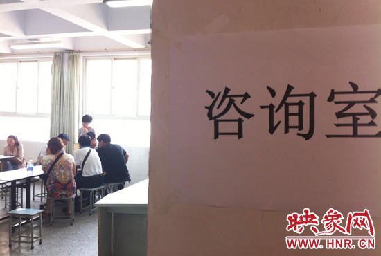 在金水區(qū)教體局設(shè)立的“復(fù)議”現(xiàn)場(chǎng)，家長(zhǎng)們提出了各式各樣的問(wèn)題。