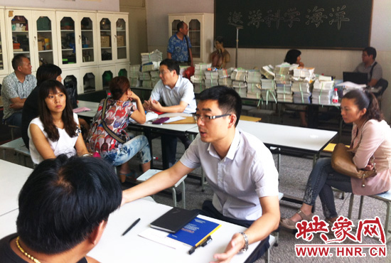 各區(qū)受理咨詢(xún)的教育部門(mén)工作人員對(duì)于提出的問(wèn)題一一作出解答。