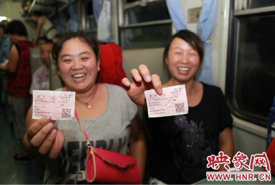 進(jìn)疆棉農(nóng)展示前往烏魯木齊的車票。