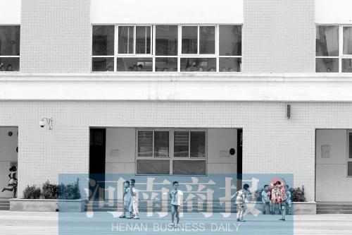 河南兩小學(xué)共用一校園 10個(gè)班同上體育課無(wú)法跑 河南兩小學(xué)共用一校園 10個(gè)班同上體育課無(wú)法跑