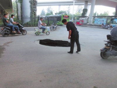 市民探頭看，大坑“深不可測(cè)”。