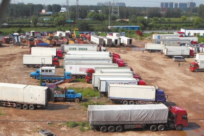 抓賭前，處警民警就藏身在這些廂式貨車內(nèi)。