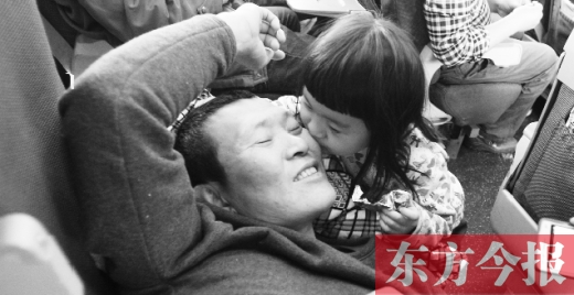 女兒嘟嘟不時(shí)的親吻是他最好的“鎮(zhèn)痛藥”。