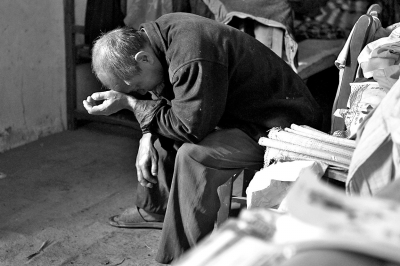 妞妞的爺爺至今仍深陷自責(zé)與悲傷之中,不能自拔。