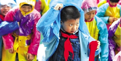 昨日下午,農(nóng)科路上一小學(xué)放學(xué)時(shí),孩子們大部分都穿著雨披。