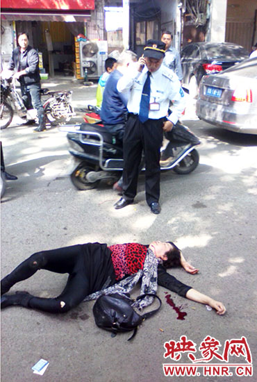 一名老年人當(dāng)場(chǎng)昏迷。