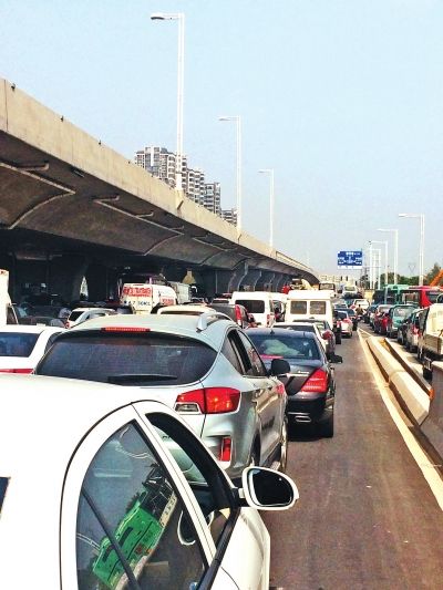 因塌方,中原路西三環(huán)交叉口附近擁堵嚴(yán)重 因塌方,中原路西三環(huán)交叉口附近擁堵嚴(yán)重