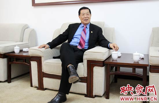 以精湛讀到的刑偵鑒識技術(shù)享譽國際的李昌鈺博士，被譽為“當(dāng)代福爾摩斯”。