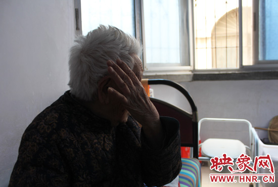 說(shuō)起敬老院要搬遷,老太太忍不住流眼淚。