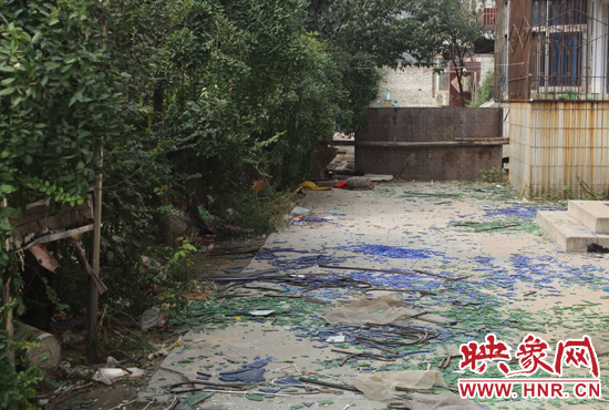 社區(qū)內(nèi)已是狼藉一片。