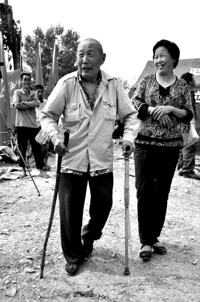 2011年6月26日，何兆勝在三女兒的陪伴下漫步在搬遷現(xiàn)場。