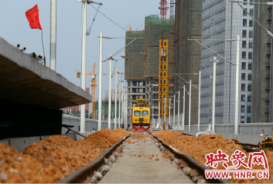 工程車在鋪好的軌道上忙碌不停。