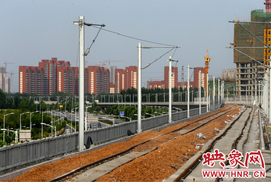 現(xiàn)代化的城際鐵路為日新月異的城市發(fā)展帶來了新的活力。