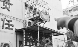 發(fā)生矛盾的一二樓鄰居，喇叭就安裝在二樓窗口。