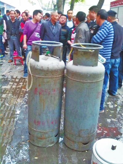 這兩個大塊頭沒事，眾人懸著的心平靜下來。