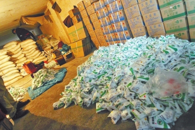 大袋的飼料添加劑氯化鈉經過仿冒加工，就變成了小袋的食用碘鹽。