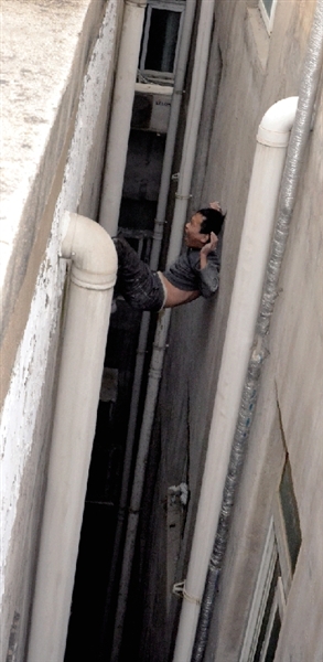 就在民警緊急施救時，他從兩樓之間摔下。