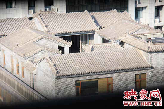 這座建筑里面的裝修奢華考究，門窗和吊頂均為紅木。