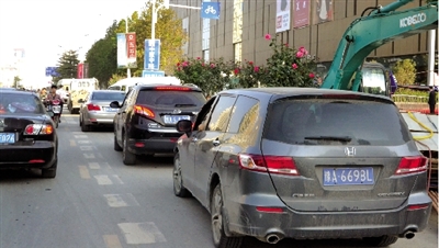 中原路華山路口，花壇擋了進(jìn)入地下商場的車流