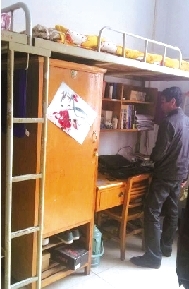 家人拍攝的孫慧博宿舍高低床照片。