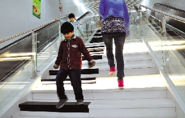 鄭州一地鐵口現(xiàn)“鋼琴”臺階 鄭州一地鐵口現(xiàn)“鋼琴”臺階