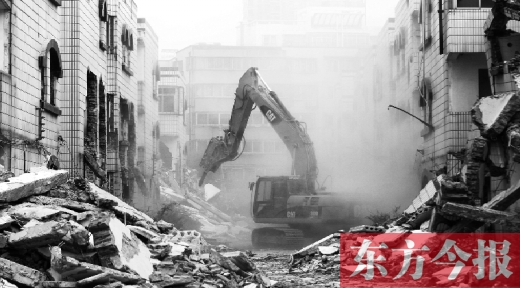 昨日，鄭州市棗莊社區(qū)拆遷現(xiàn)場，揚塵漫天，附近居民叫苦不迭