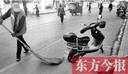 昨日，鄭州市中州大道上，穿梭于車流中上崗的環(huán)衛(wèi)工