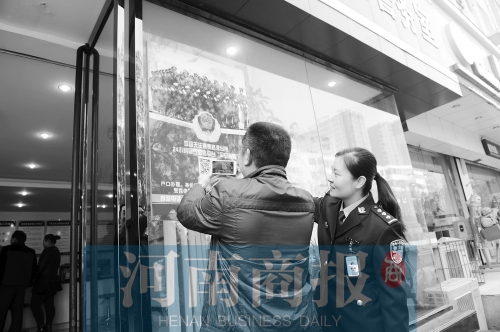 市民正在掃描二維碼，加關注