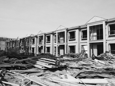 別墅群現(xiàn)場(chǎng)，工人正在施工，部分建筑已經(jīng)封頂。