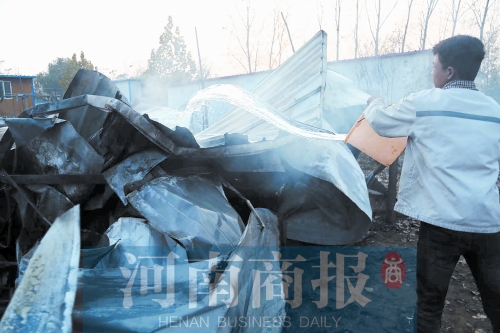 還有零星的火苗沒滅，有人在拿水澆