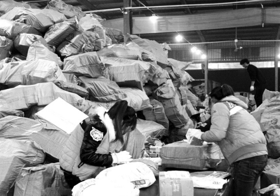 “雙十一”過后快遞業(yè)迎來投遞高峰，鄭州一家快遞公司網(wǎng)點內(nèi)，快遞堆積如山，分揀員24小時不間斷工作