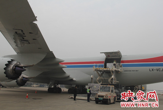 機(jī)場(chǎng)人員正在緊張卸貨 機(jī)場(chǎng)人員正在緊張卸貨