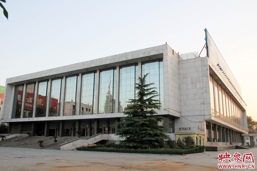 省人民會(huì)堂樓頂西側(cè)的廣告牌已經(jīng)全部拆除完畢，現(xiàn)場(chǎng)的施工人員和機(jī)械設(shè)備已經(jīng)全部撤離。