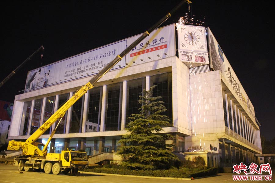 21點(diǎn)50分，切割機(jī)開始對(duì)中間最小的一塊牌進(jìn)行切割。頂著“呼呼”的寒風(fēng)，巨大廣告牌上火花四濺。