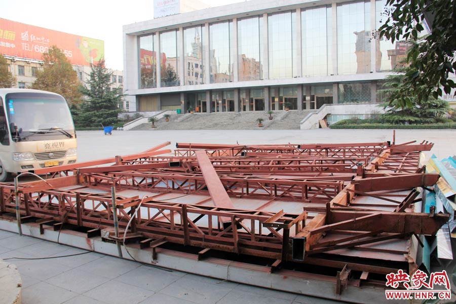 受天氣影響，拆除工作暫時(shí)中止。