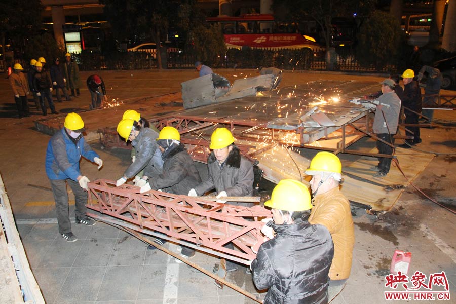 工人們揮動(dòng)鐵錘，加快拆除進(jìn)度。