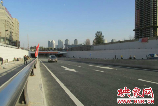 紅專路下穿中州大道隧道工程西起紅專路與姚寨路交叉口，東至紅專路與龍湖外環(huán)路交叉口。