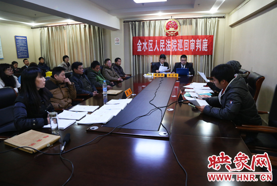 12月2日上午9點，鄭州市金水區(qū)法院將法庭搬到了經八路辦事處，并案審理了這6起勞務糾紛案件。