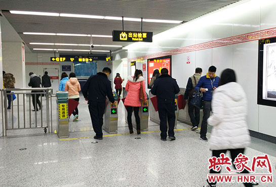 出站閘機(jī)口并沒有地鐵工作人員。