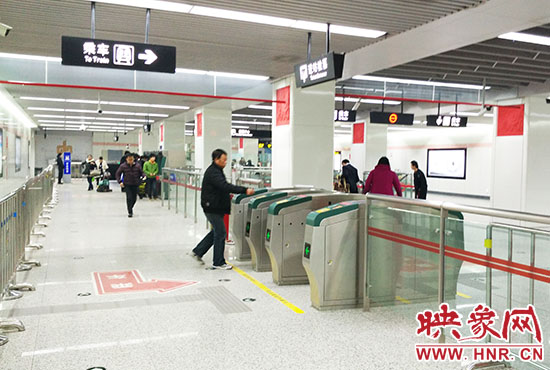 進(jìn)站處也沒有工作人員。