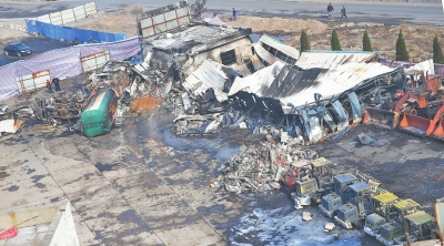 事故汽車站內,不少車輛被燒得面目全非。