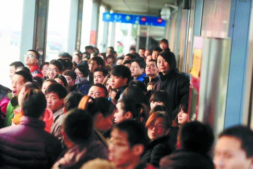 早高峰期，很多上班族在此換乘